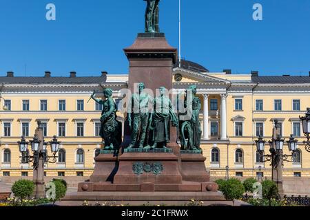 L'edificio del Governo Finlandese fa parte della storica architettura intorno alla Piazza del Senato nel centro di Helsinki. La statua di Alessandro II di Russia è vicina. Foto Stock