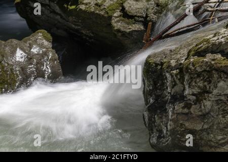 Acqua selvaggia, Gola di Breitach, maggio. Kleinwalsertal, Oberstdorf, Allgäu, Germania, Europa Foto Stock