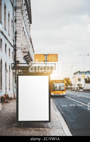 Immagine verticale di un tabellone pubblicitario vuoto fuori dalla fermata dell'autobus; un modello di banner vuoto sulla stazione dei trasporti pubblici Foto Stock