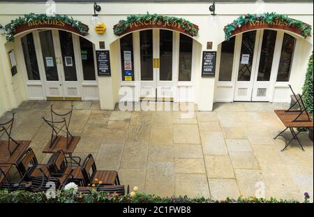 Chiuso Punch e Judy pub a Covent Garden in una giornata di sole. Londra Foto Stock