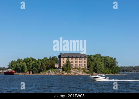 Hylkysaari -isola ha una vecchia baracca per i piloti marini che operano sulle acque vicino Helsinki. La creazione è vuota e in attesa di nuovi utenti. Foto Stock