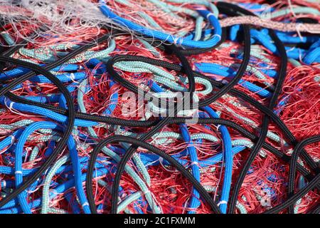 corde di nylon su barca da pesca nel porto di piran Foto Stock