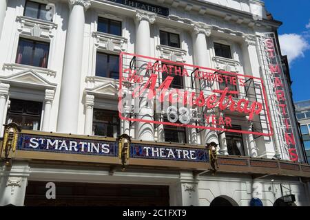 Teatro St Martins che mostra il Mousetrap in una giornata di sole. Londra Foto Stock