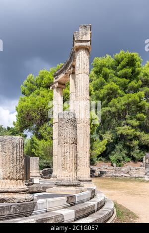 Vista sul sito archeologico dell'antica Olimpia. La Filippeion nell'Altis di Olympia era un memoriale circolare in pietra calcarea e marmo. Foto Stock