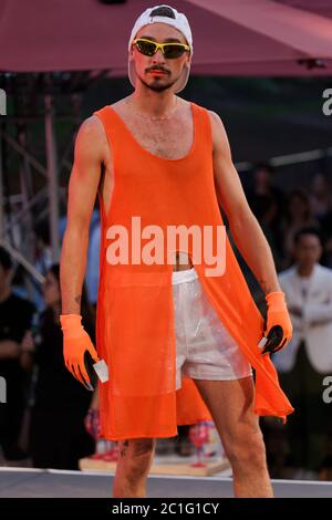 Un modello maschile pone la pista alla sfilata di moda Yung Alexander tenuta durante il Fashion and Design Festival a Montreal, canada. Foto Stock