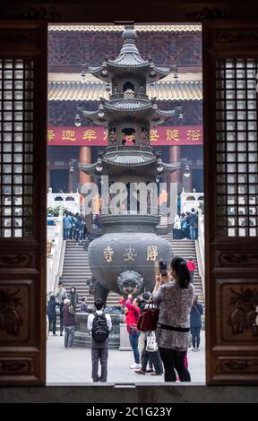 I Toutisti all'interno del Tempio Jing'an a Shanghai, Cina Foto Stock