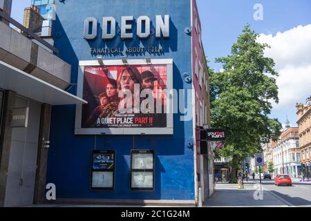 Cinema Odeon su Tottenham Court Road. Parete blu con logo cinematografico e poster. Londra Foto Stock