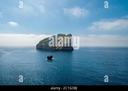 Vista sull'isola Foradada dal punto panoramico di Capo Caccia "Belvedere Foradada". Sardegna, Italia Foto Stock