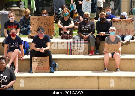 Oakland, CA - 10 giugno 2020: Manifestanti che partecipano alla protesta della George Floyd Black Lives Matter a Oakland, Rally al Municipio il 14 e Broad Foto Stock