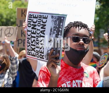 Berkeley, CA - 13 giugno 2020: Centinaia di persone che partecipano a una protesta contro Black Lives, protestando contro la morte di George Floyd e di altri. Marzo Foto Stock