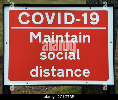 Covid-19 segno, mantenere la distanza sociale, distanza, Coronavirus, pandemia, località balneare, Hunstanton, Norfolk, Inghilterra Foto Stock