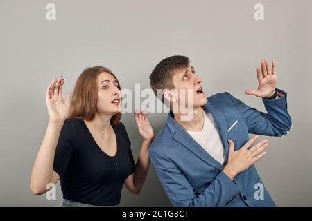 Paura di tenere le palme alla macchina fotografica come soggiorno là segno, nel panico, dolore facciale Foto Stock