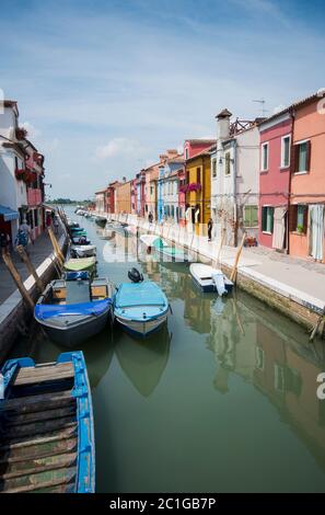 Barche e case colorate sull isola di Burano nella laguna di Venezia, Italia Foto Stock