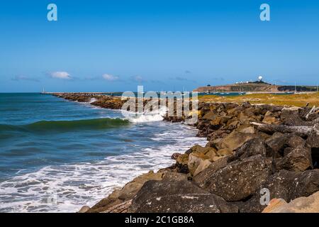 Onde che si infrangono nella Half Moon Bay Foto Stock