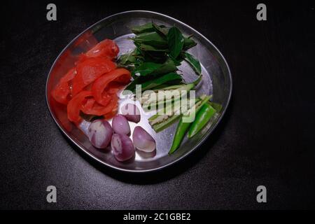 Sardine fresche tagliate testa ed essendo preparati per cucinare il kerala indiano del sud sugo e friggere fatti in casa Foto Stock