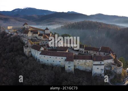 Drone aereo vista panoramica della storica fortezza di Risnov o Rasnov. Romania Foto Stock