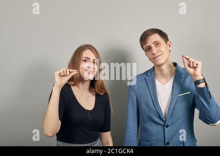 Forma oggetto piccolo due dita, gaspa da sorpresa, tenendo palmi di fronte Foto Stock