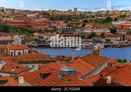 Porto, Portogallo - 1 giugno 2018: Vista sui tetti in terracotta rossa sul fiume Douro sulle facciate delle famose cantine portuali portoghesi Foto Stock