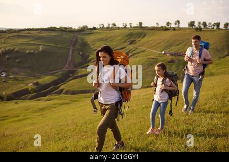 Buon viaggio con la famiglia con zaini è camminare nella natura. Campeggio nella natura. Foto Stock