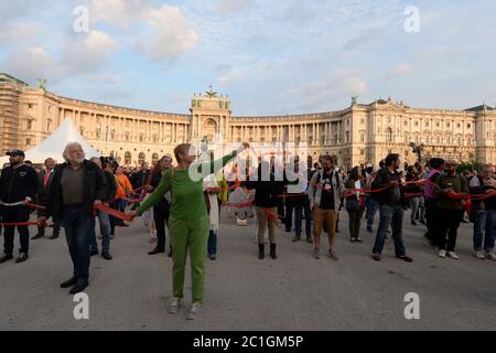 Vienna, Austria. 15th giugno, 2020. Piattaforma senza di noi rally, un'iniziativa della direzione austriaca Eventi. Il settore della cultura e degli eventi ha registrato una perdita di ricavi del 100% in diversi mesi a causa della pandemia. Il rally si è svolto il 15 giugno 2020 in Piazza degli Eroi con la partecipazione di noti artisti austriaci. L'immagine mostra i visitatori dell'evento. Credit: Franz PERC / Alamy Live News Foto Stock