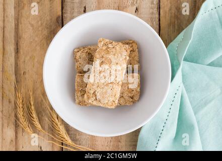 Frumento cereali biscotti nella ciotola sulla tavola in legno rustico, top view foto Foto Stock