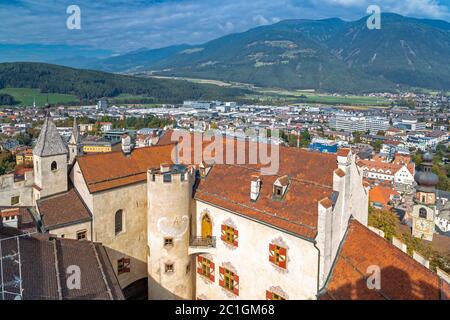 Guardare oltre il castello della città di Brunico, Alto Adige Foto Stock