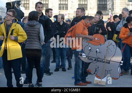 Vienna, Austria. 15th giugno, 2020. Piattaforma senza di noi rally, un'iniziativa della direzione austriaca Eventi. Il settore della cultura e degli eventi ha registrato una perdita di ricavi del 100% in diversi mesi a causa della pandemia. Il rally si è svolto il 15 giugno 2020 a Heldenplatz con la partecipazione di noti artisti austriaci. L'immagine mostra i visitatori dell'evento. Credit: Franz PERC / Alamy Live News Foto Stock