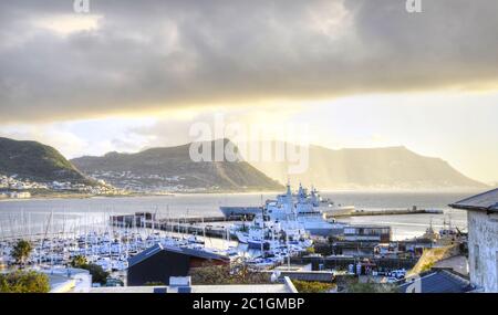 Navi e yacht a Simon's Town Foto Stock