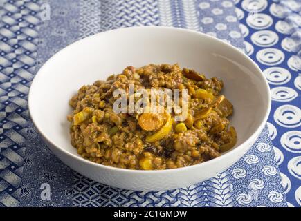 Lenticchie al curry fresco e spezie su panno blu indaco da tavolo Foto Stock