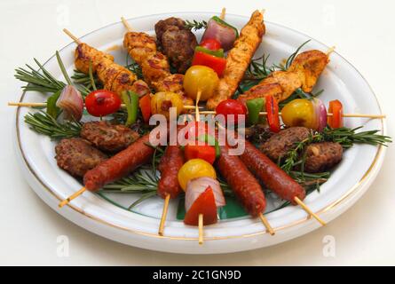 Cibo marocchino. Grigliate miste di carne spiedata, kebab e verdure. Foto Stock