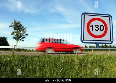 Limite di velocità sulle strade tedesche. Limite di velocità di 130 sulle autostrade tedesche Foto Stock