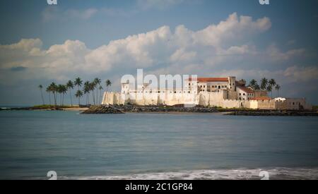 Vista esterna del castello di Elmina e della fortezza, Ghana Foto Stock