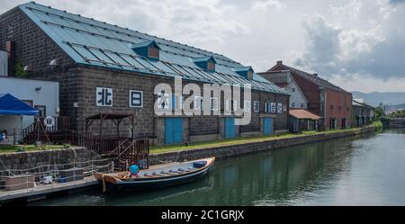 Barca vuota del canale di Otaru, Hokkaido, Giappone Foto Stock