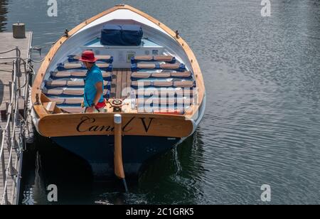 Barca vuota del canale di Otaru, Hokkaido, Giappone Foto Stock