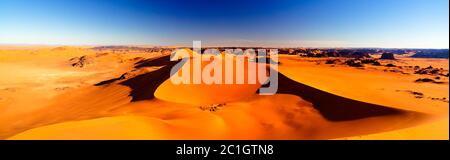 Vista al tramonto sulla duna di Tin Merzouga al parco nazionale di Tassili nAjjer in Algeria Foto Stock