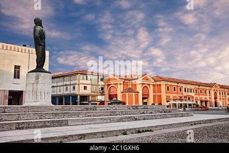 Lugo, Ravenna, Emilia Romagna, Italia: Vista dell'antica piazza con la statua del massimo combattente italiano della prima guerra mondiale Francesco Baracca Foto Stock