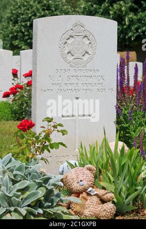 Tomba dell'inglese (esercito britannico) 15 anni privato Valentine Joe Strudwick (1900–1916) al cimitero Essex Farm a Ypres, Belgio Foto Stock