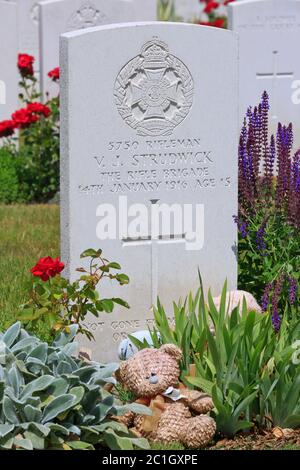 Tomba dell'inglese (esercito britannico) 15 anni privato Valentine Joe Strudwick (1900–1916) al cimitero Essex Farm a Ypres, Belgio Foto Stock