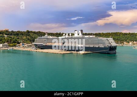 Katakolon, Grecia - 7 settembre 2014: Vista alla nave da crociera nel porto di Katakolon in Grecia. Foto Stock