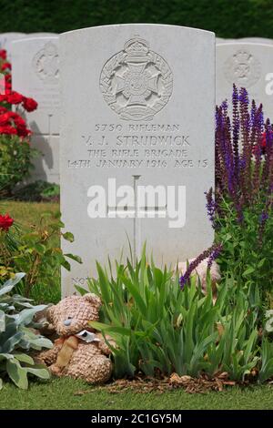 Tomba dell'inglese (esercito britannico) 15 anni privato Valentine Joe Strudwick (1900–1916) al cimitero Essex Farm a Ypres, Belgio Foto Stock