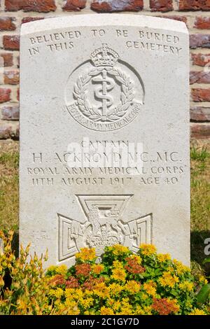 Tomba dell'esercito inglese (British Army) capitano vincitore della Croce Vittoria Harold Ackroyd (1877-1917) al cimitero Birr Cross Roads a Zillebeke, Belgio Foto Stock