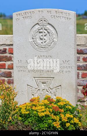 Tomba dell'esercito inglese (British Army) capitano vincitore della Croce Vittoria Harold Ackroyd (1877-1917) al cimitero Birr Cross Roads a Zillebeke, Belgio Foto Stock