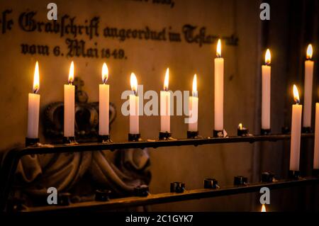 Molte candele accese con profondità di campo Foto Stock