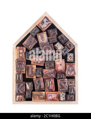 Casa con blocco di legno lettere isolati su sfondo bianco Foto Stock