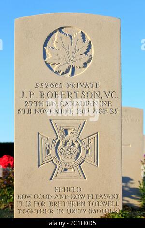 Tomba della Croce Victoria canadese destinatario privato James Peter Robertson (1883-1917) al Tyne Cot Cemetery a Zonnebeke, Belgio Foto Stock