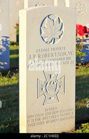 Tomba della Croce Victoria canadese destinatario privato James Peter Robertson (1883-1917) al Tyne Cot Cemetery a Zonnebeke, Belgio Foto Stock