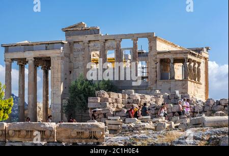 Atene, Grecia - 8 settembre 2014: Turisti al tempio di Erechtheion sulla collina dell'Acropoli, Atene Grecia. Foto Stock