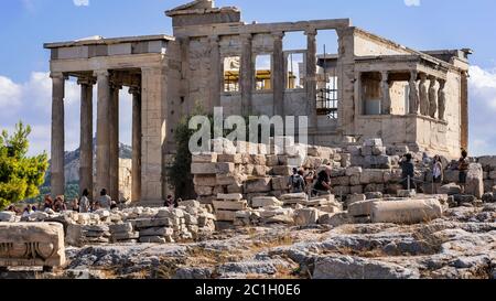 Atene, Grecia - 8 settembre 2014: Turisti al tempio di Erechtheion sulla collina dell'Acropoli, Atene Grecia. Foto Stock