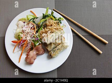 Colazione vietnamita su una piastra Foto Stock