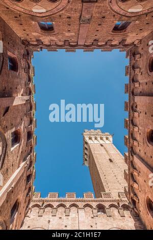 Timbro verticale di Siena da dentro il Palazzo Comunale e la Torre del Mangia Foto Stock